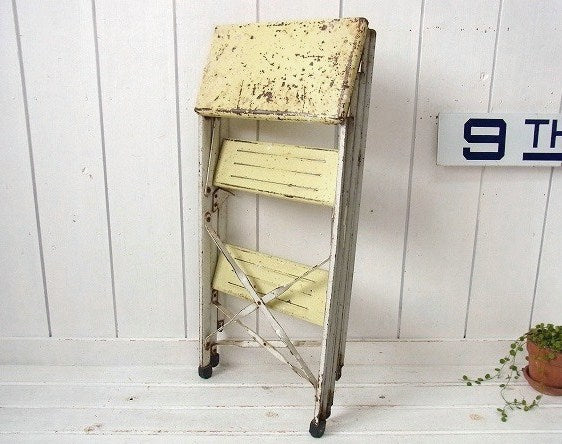 クリームイエロー色のシャビーなスチール製・ヴィンテージ・ステップラダー/脚立 USA