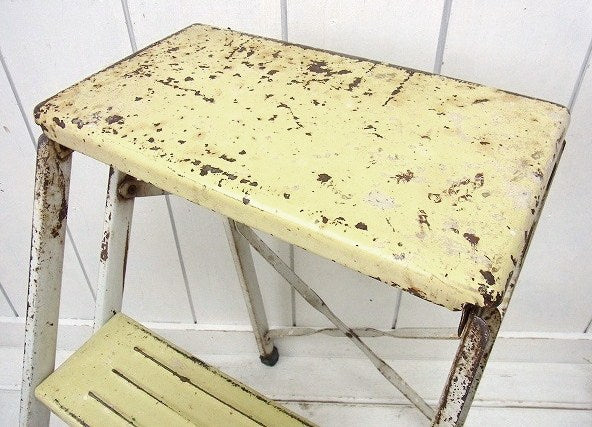 クリームイエロー色のシャビーなスチール製・ヴィンテージ・ステップラダー/脚立 USA