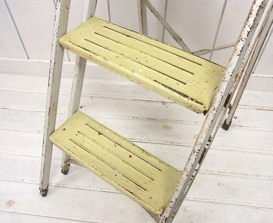 クリームイエロー色のシャビーなスチール製・ヴィンテージ・ステップラダー/脚立 USA
