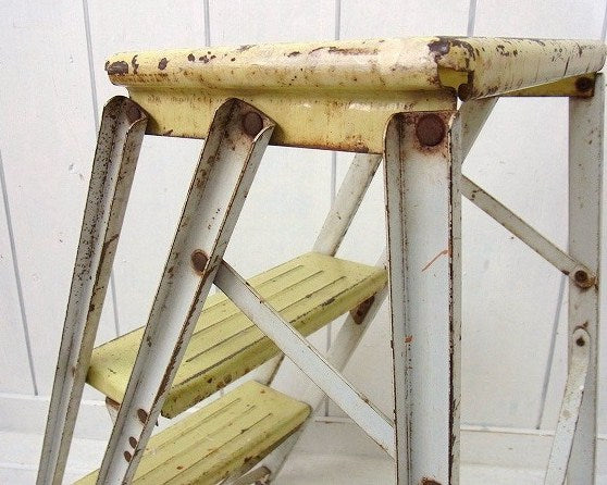 クリームイエロー色のシャビーなスチール製・ヴィンテージ・ステップラダー/脚立 USA