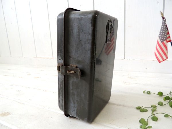 【MALIBU・エンボス】メタル製・ヴィンテージ・ツールボックス(電気コード収納)