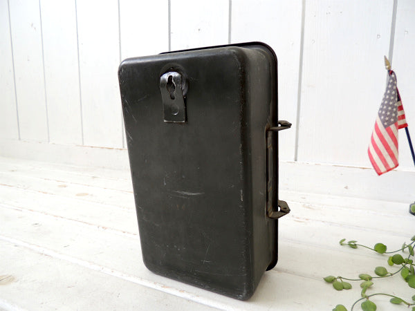 【MALIBU・エンボス】メタル製・ヴィンテージ・ツールボックス(電気コード収納)