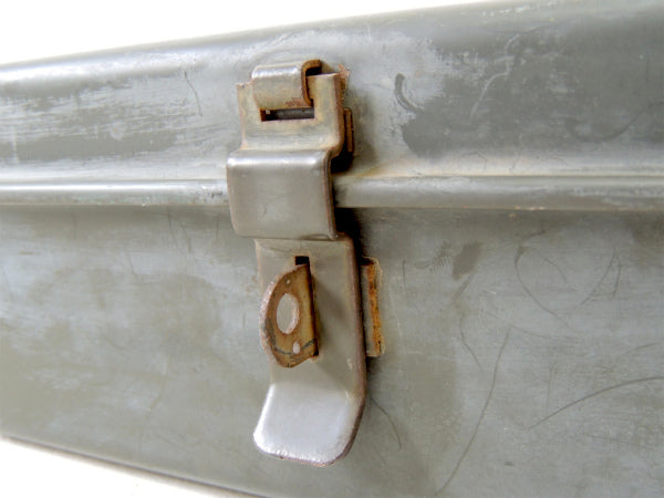 【MALIBU・エンボス】メタル製・ヴィンテージ・ツールボックス(電気コード収納)