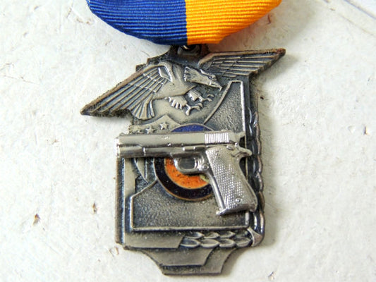 イーグル 拳銃 1970 GUN CLUB ピストル クラブ 勲章バッジ ヴィンテージ ファッション アクセサリー リボン ピンバッジ メダル