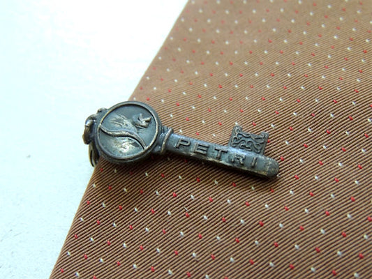 ペトリ・PETRI・カメラ&レンズ 鍵 モチーフ・アドバタイジング・アンティーク・タイピン