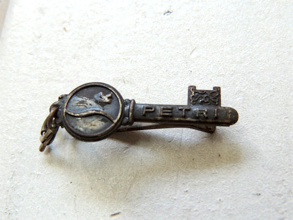 ペトリ・PETRI・カメラ&レンズ 鍵 モチーフ・アドバタイジング・アンティーク・タイピン