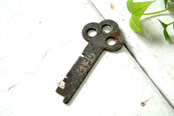 三つ穴 古鍵 KEY アンティーク DF12 鍵 アメリカンビンテージ キー USA キーホルダー