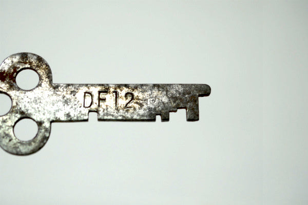 三つ穴 古鍵 KEY アンティーク DF12 鍵 アメリカンビンテージ キー USA キーホルダー