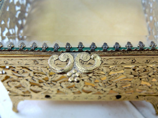 【薔薇モチーフ】ガラス製・脚付き・アンティーク・ジュエリーボックス・宝石箱・アクセサリーケース