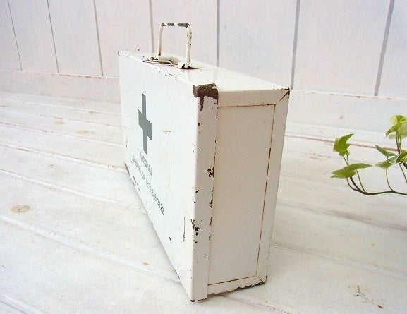 白色のメタル製・ヴィンテージ・救急箱/ファーストエイド USA