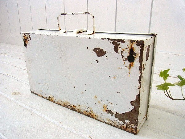 白色のメタル製・ヴィンテージ・救急箱/ファーストエイド USA