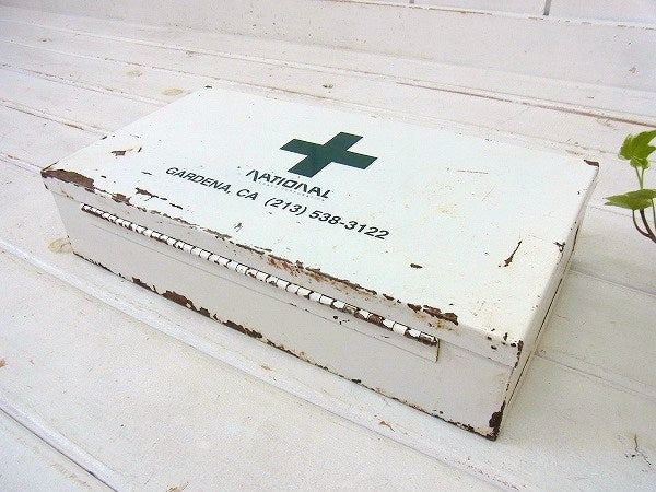 白色のメタル製・ヴィンテージ・救急箱/ファーストエイド USA
