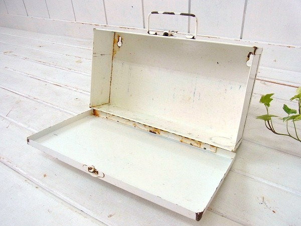 白色のメタル製・ヴィンテージ・救急箱/ファーストエイド USA