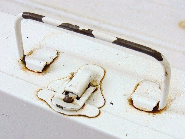 白色のメタル製・ヴィンテージ・救急箱/ファーストエイド USA