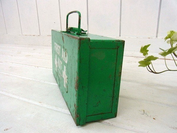【FIRST AID KIT】緑色のシャビーなヴィンテージ・救急箱/ファーストエイド USA