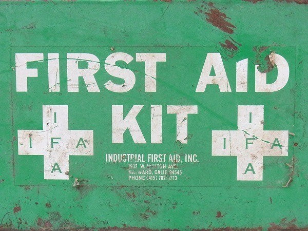 【FIRST AID KIT】緑色のシャビーなヴィンテージ・救急箱/ファーストエイド USA
