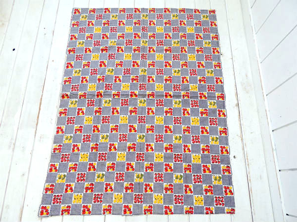 リンゴ&イチゴ&洋梨・フルーツ柄×ブロックチェック・ヴィンテージ・ファブリック/生地/109×82㎝