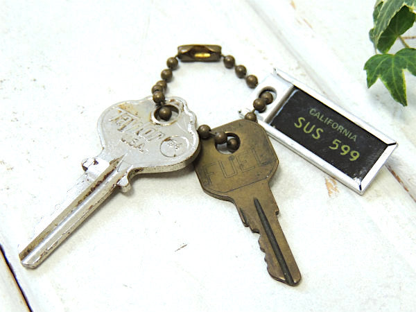 SUS 599・カリフォルニア 黒 ナンバープレート型 ヴィンテージ・キーホルダー+FUEL 鍵