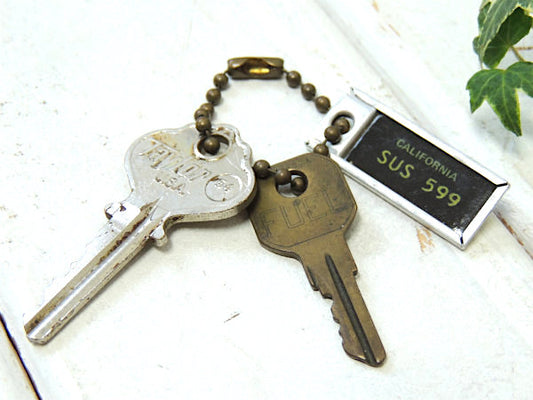 SUS 599・カリフォルニア 黒 ナンバープレート型 ヴィンテージ・キーホルダー+FUEL 鍵
