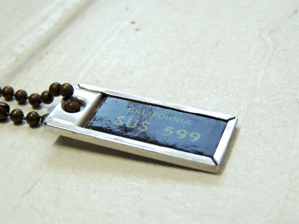 SUS 599・カリフォルニア 黒 ナンバープレート型 ヴィンテージ・キーホルダー+FUEL 鍵