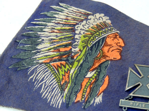 1950's・インディアン・ミリタリー ヴィンテージ・ペナント・壁飾り・勲章バッジ付き