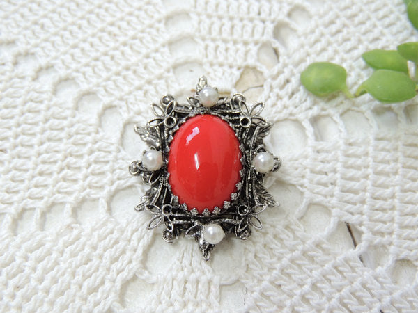 オーバル型の赤色×小さなパール調×フラワーモチーフ・ヴィンテージ・ブローチ/スチュームジュエリー