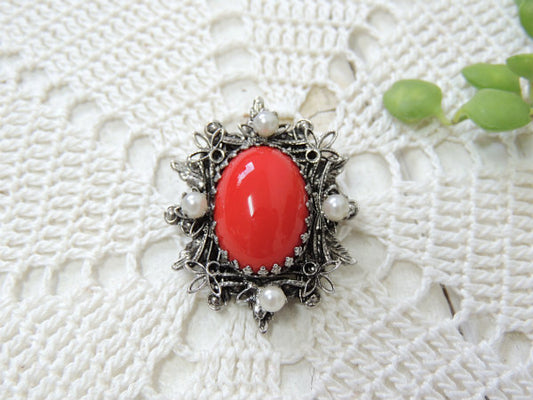 オーバル型の赤色×小さなパール調×フラワーモチーフ・ヴィンテージ・ブローチ/スチュームジュエリー