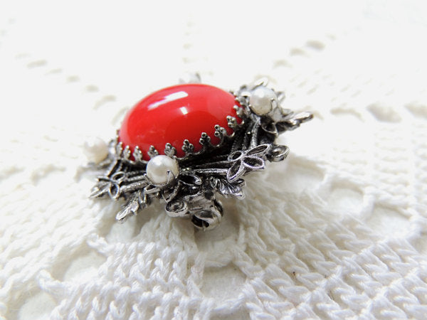 オーバル型の赤色×小さなパール調×フラワーモチーフ・ヴィンテージ・ブローチ/スチュームジュエリー