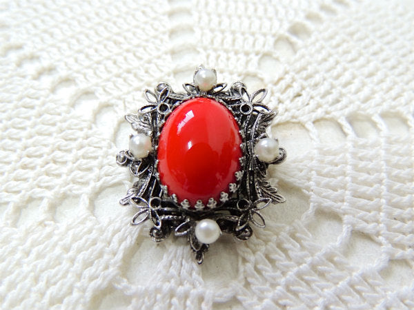 オーバル型の赤色×小さなパール調×フラワーモチーフ・ヴィンテージ・ブローチ/スチュームジュエリー