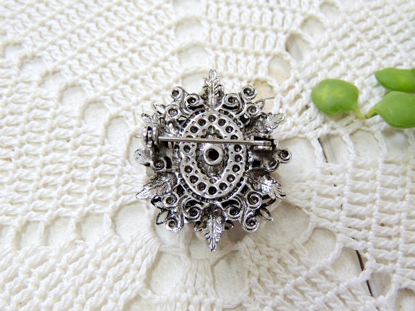 オーバル型の赤色×小さなパール調×フラワーモチーフ・ヴィンテージ・ブローチ/スチュームジュエリー