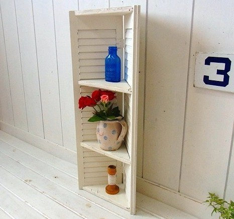 ホワイト・アンティーク ルーバー・3段コーナーシェルフ・飾り棚　USA・ウッド・インテリア