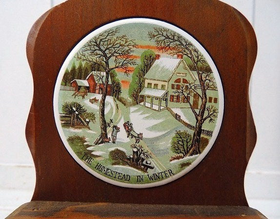 Enesco オキュパイドジャパン THE HOMESTEAD IN WINTER タイル付き ノスタルジックな木製 アンティーク デスクカレンダー 卓上カレンダー