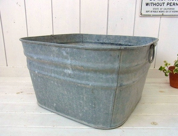 スクエア型のシャビーなヴィンテージ・ブリキバケツ/洗濯タライ・USA