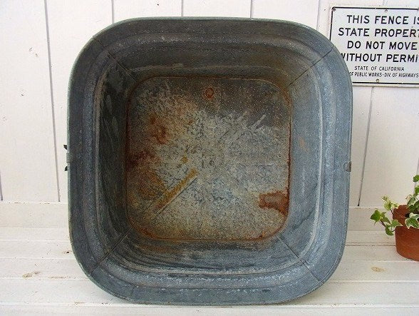 スクエア型のシャビーなヴィンテージ・ブリキバケツ/洗濯タライ・USA