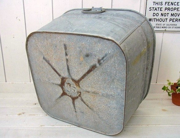 スクエア型のシャビーなヴィンテージ・ブリキバケツ/洗濯タライ・USA