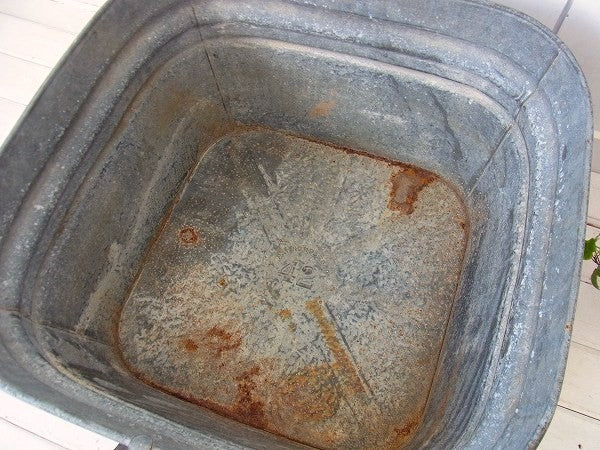 スクエア型のシャビーなヴィンテージ・ブリキバケツ/洗濯タライ・USA