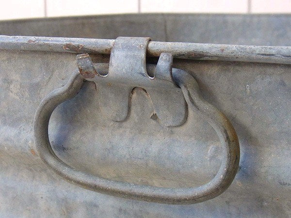 スクエア型のシャビーなヴィンテージ・ブリキバケツ/洗濯タライ・USA