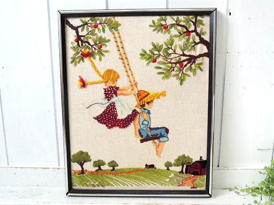 US レトロ 男の子&女の子 ハンドメイド 毛糸 70s ビンテージ・刺繍 アートフレーム 壁飾