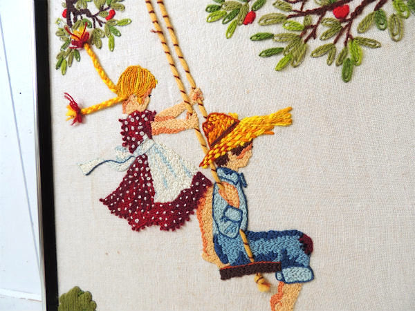US レトロ 男の子&女の子 ハンドメイド 毛糸 70s ビンテージ・刺繍 アートフレーム 壁飾