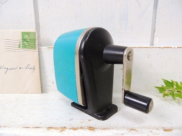 【Apsco】MIDGET・ターコイズブルー色の小さなヴィンテージ・ペンシルシャープナー/鉛筆削り