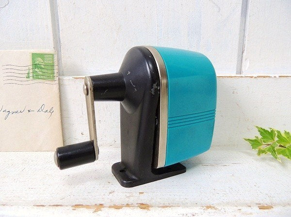【Apsco】MIDGET・ターコイズブルー色の小さなヴィンテージ・ペンシルシャープナー/鉛筆削り