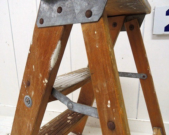 アメリカ製・白いペンキの付いた木製・アンティーク・ステップラダー　脚立