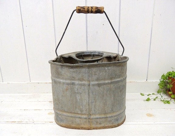 USA モップ絞り付き・三角形・ヴィンテージ・ブリキバケツ バケツ エクステリア 生活雑貨　シャビー