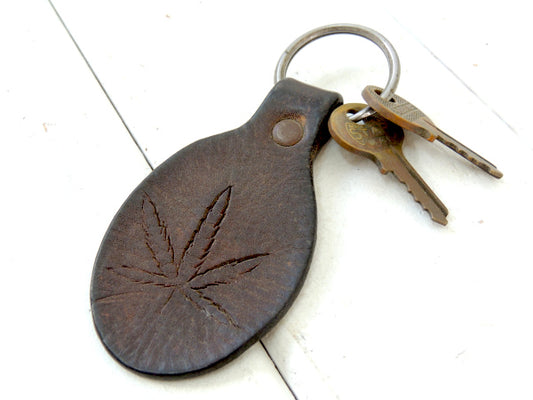 HEMP柄・ヴィンテージ・革製・ヘンプ柄 レザーキーホルダー&真鍮製 古鍵2本付き