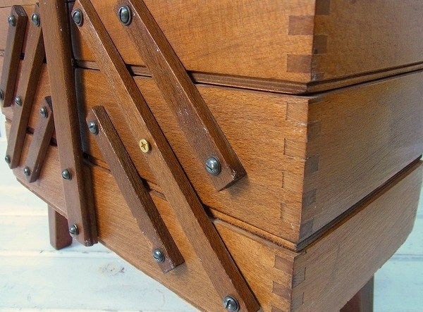 ポーランド製・脚付き・木製アンティーク・ソーイングボックス・裁縫箱