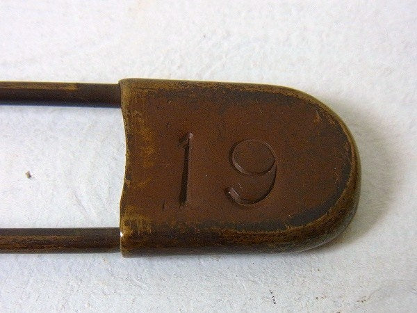 【19】真鍮製・ナンバー入り・大きなアンティーク・ランドリーピン/セーフティーピン　USA