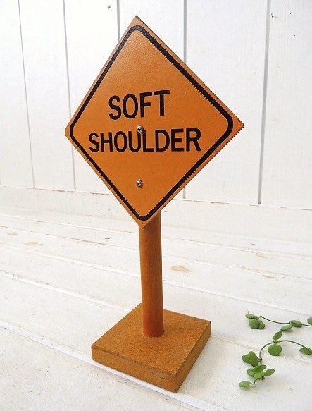 【SOFT SHOULDER】USA・木製・ヴィンテージ・卓上ストリートサイン/おもちゃ/路肩注意