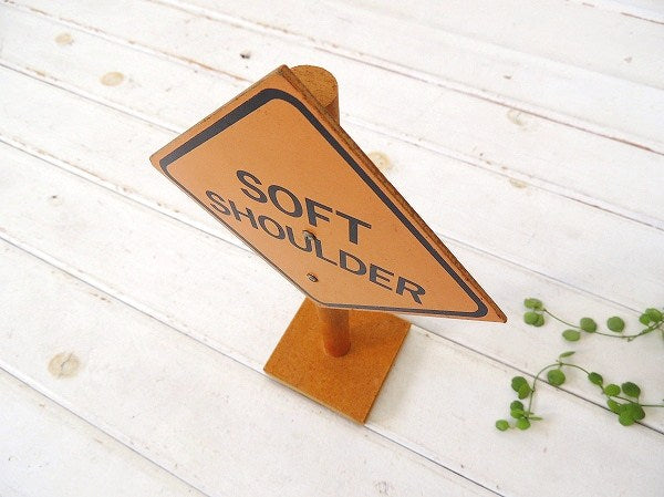 【SOFT SHOULDER】USA・木製・ヴィンテージ・卓上ストリートサイン/おもちゃ/路肩注意
