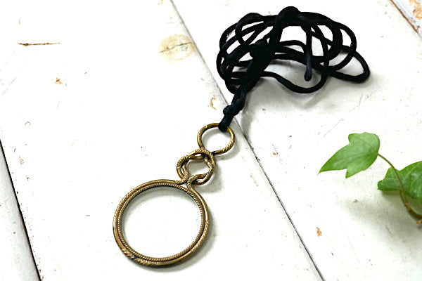 ゴールドトーン・細工装飾・アンティーク&ヴィンテージ・ペンダント・ルーぺ・虫眼鏡・紐付き