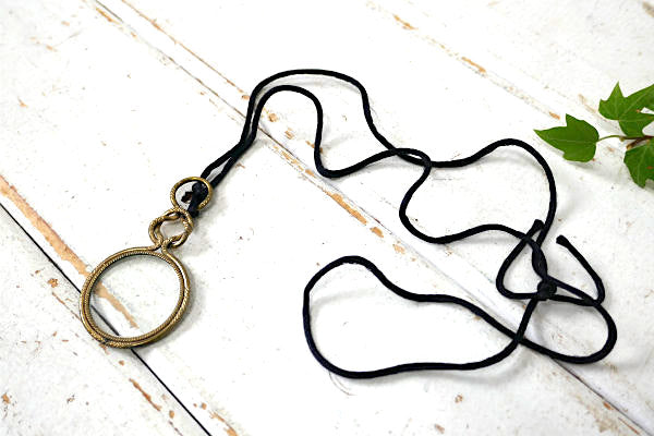 ゴールドトーン・細工装飾・アンティーク&ヴィンテージ・ペンダント・ルーぺ・虫眼鏡・紐付き